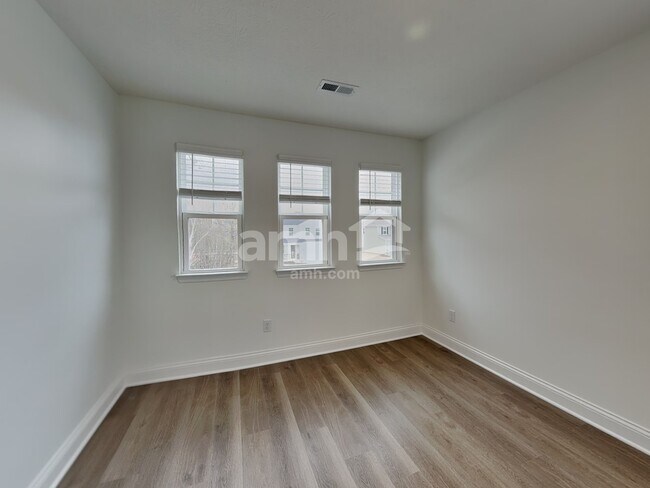 Building Photo - 216 Deanscroft Dr