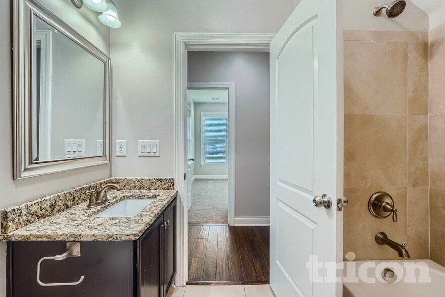 Building Photo - 6013 Hyde Park Drive