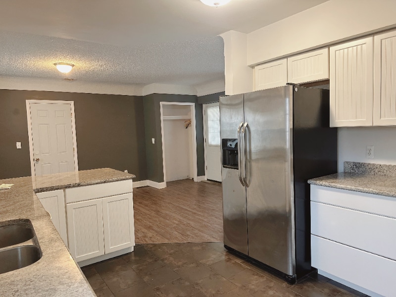 Building Photo - 671 Crest Ln E