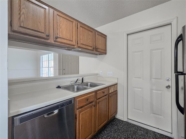 Building Photo - 626 Greenlawn Blvd