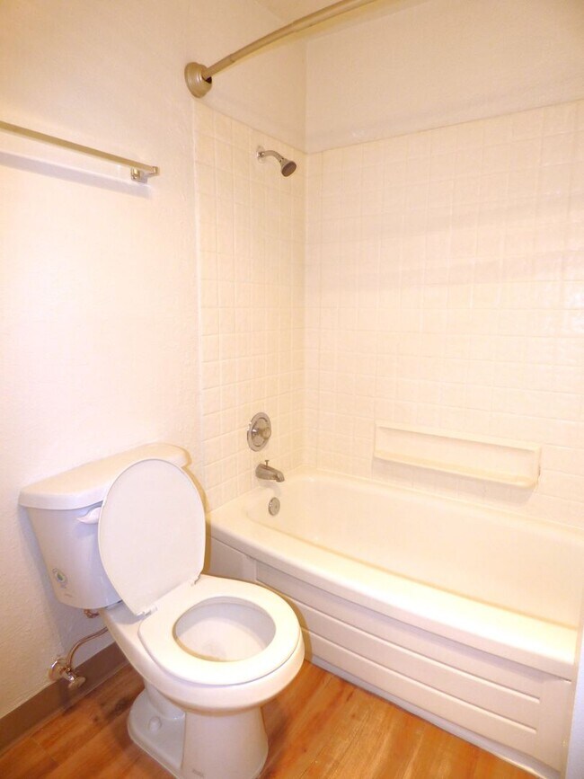 Building Photo - Rent Special: 1/2 Off May's Rent!! - Downstairs 2 Bedroom Unit