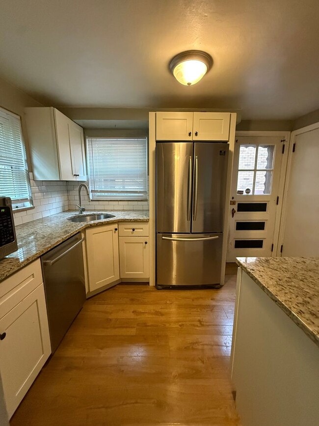 Building Photo - Brentwood-3 Bedroom Home available NOW!