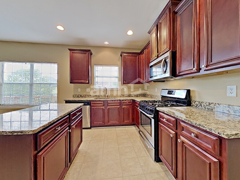 Building Photo - 4975 Hopewell Manor Dr