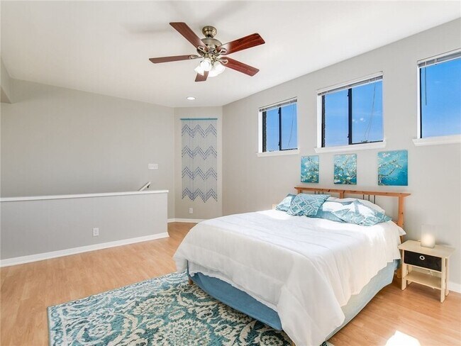 Building Photo - 611 E 45th St