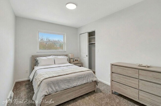 Building Photo - COMING SOON! RENOVATED 3 OR 4 BDRM