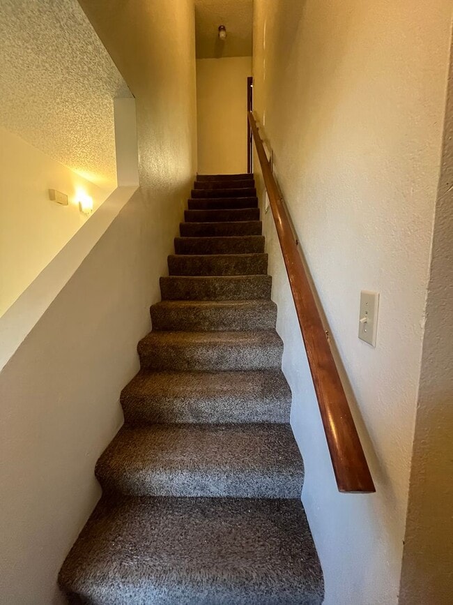 Building Photo - Townhouse with Garage!