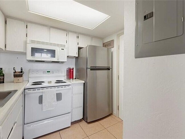 Building Photo - 2 Bedroom Condo with One Car Garage