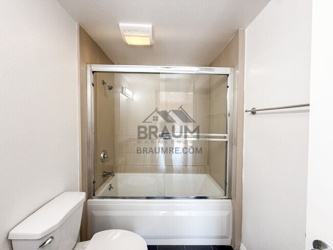 Building Photo - 332 S Virgil Ave