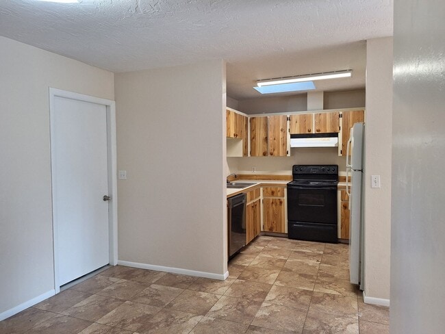 Building Photo - 2BR 2BA 1 CAR GARAGE DUPLEX