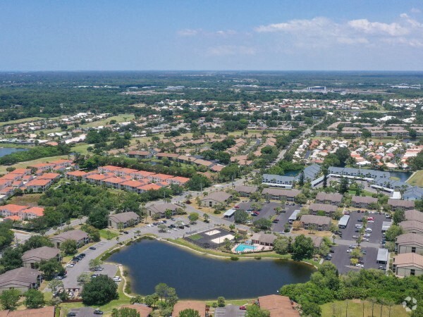 Building Photo - Venetian at Capri Isles