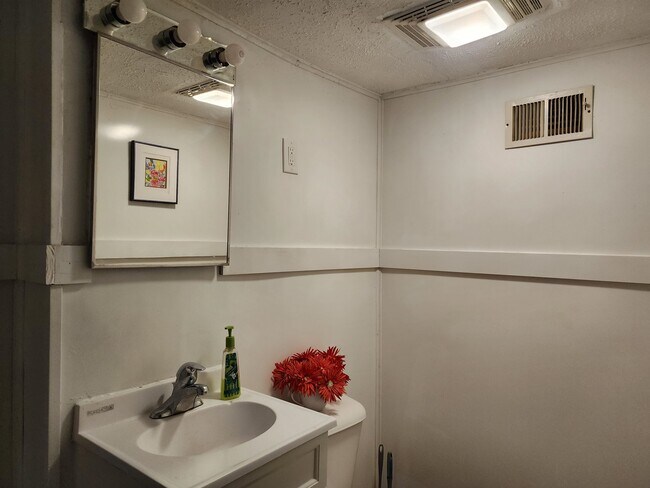 Building Photo - 9225 Carol Ann Dr