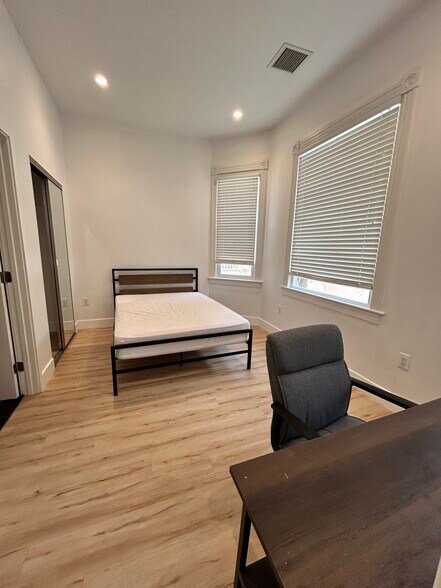 Building Photo - 1334 W 22nd St