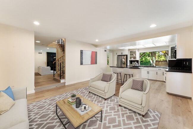 Building Photo - 5541 Bellaire Ave