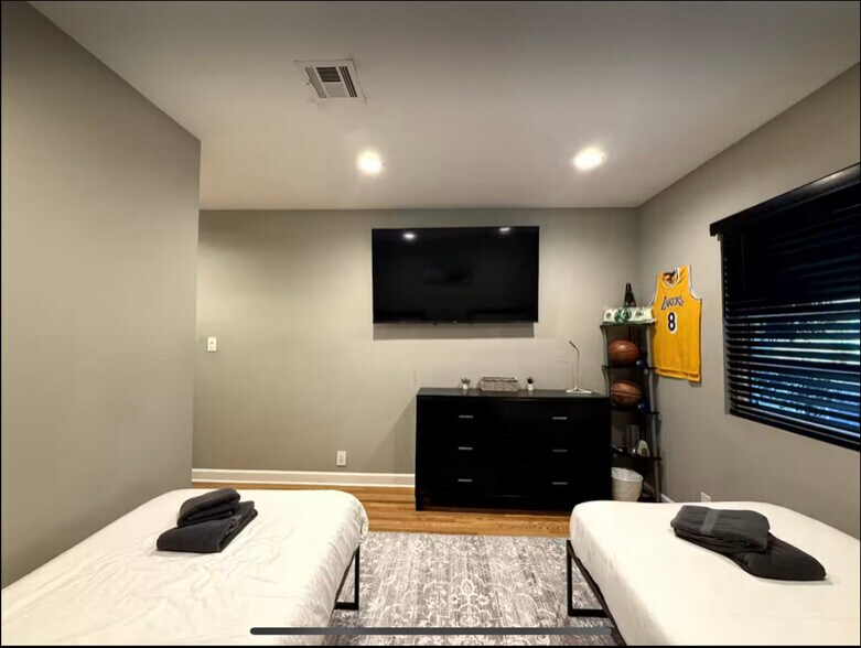 Building Photo - 404 S Beachwood Dr
