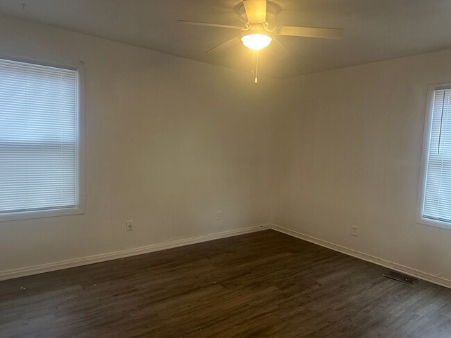 Building Photo - 3 bed 1 bath home steps from schools