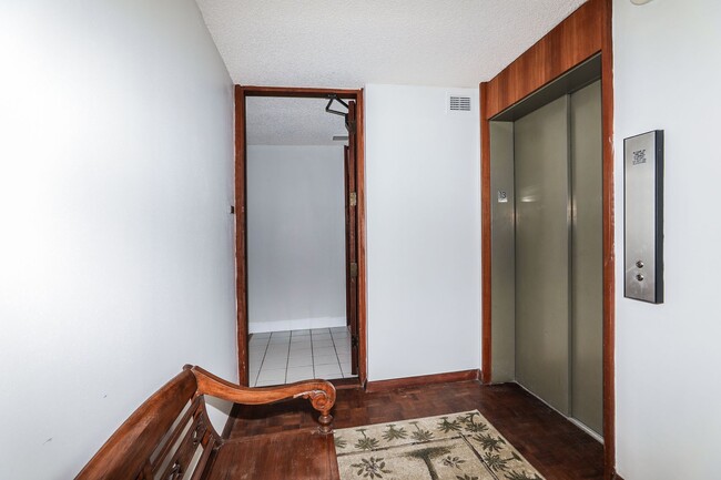 Building Photo - Naniwa Gardens - 1 bdrm/1 bath/1 covered p...