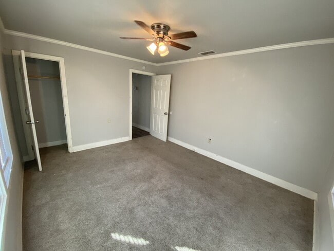 Building Photo - Spacious 2 Bed 1 Bath!