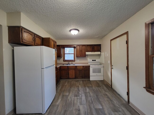 Building Photo - Spacious 4 bedroom home!