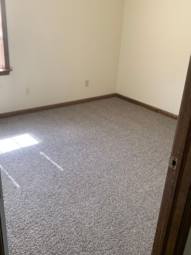 Building Photo - Beautiful home located right outside City ...
