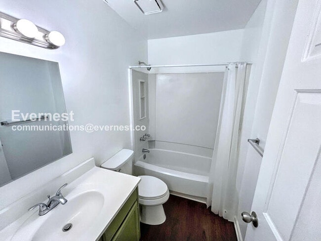 Building Photo - 393 Annie St