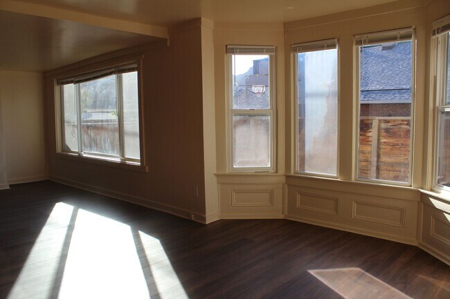 Building Photo - Recently renovated | Bay window | Walkable | Washer/Dryer combo in unit