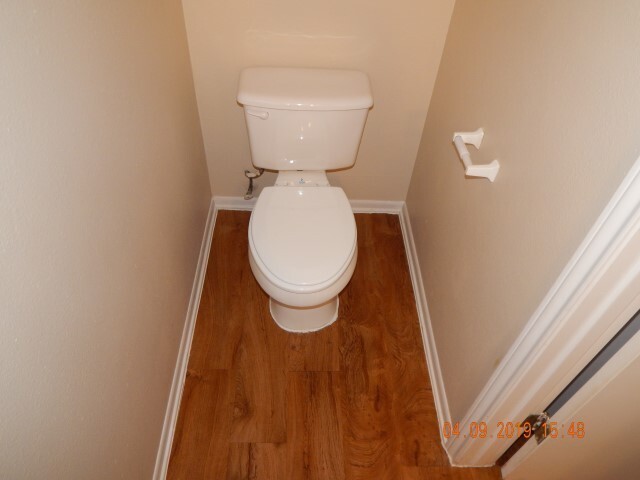 Building Photo - NICE 2 BEDROOM 2.5 BATH