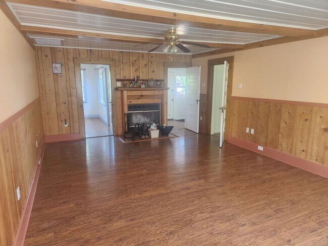 Building Photo - Beautiful 3 Bedroom/1 bathroom home with a...
