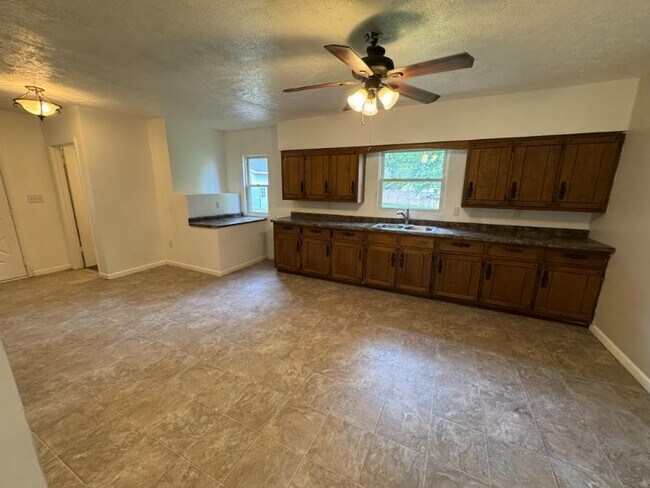 Building Photo - 2812 Fuller Ave NE