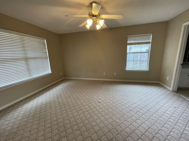 Building Photo - MOVE IN SPECIAL - 1 WEEK FREE RENT - MINUT...
