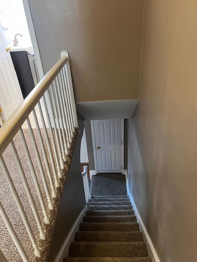 Building Photo - 3 Bedroom Home with Basement and yard