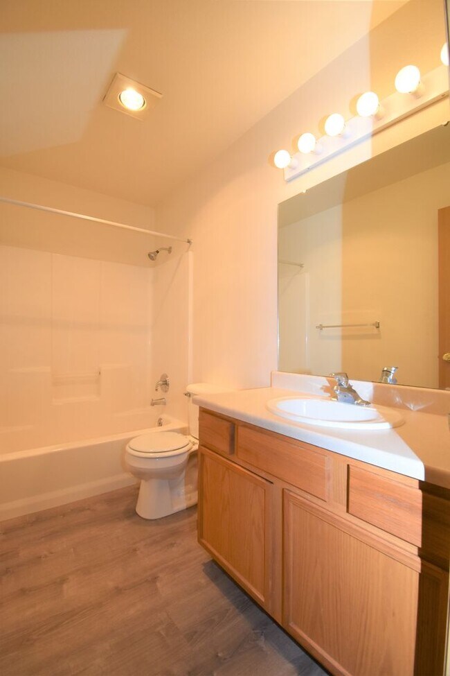Building Photo - Beautiful 2 bedroom apartment with attached garage!