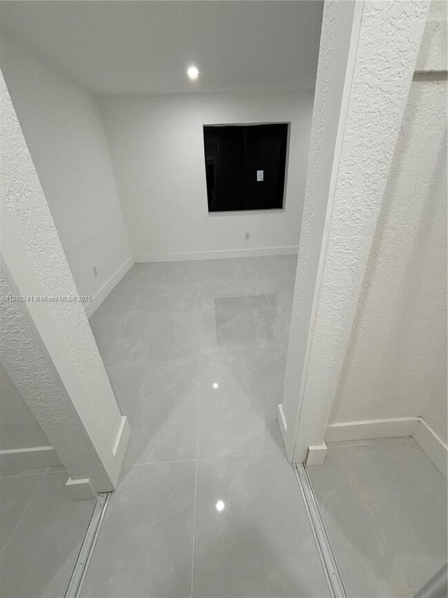 Building Photo - 6813 SW 10th Ct