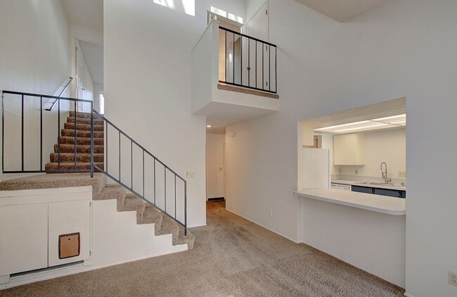 Building Photo - WELL MAINTAINED 2 BR, 2 BA TOWNHOME BY VAN MALL AREA!