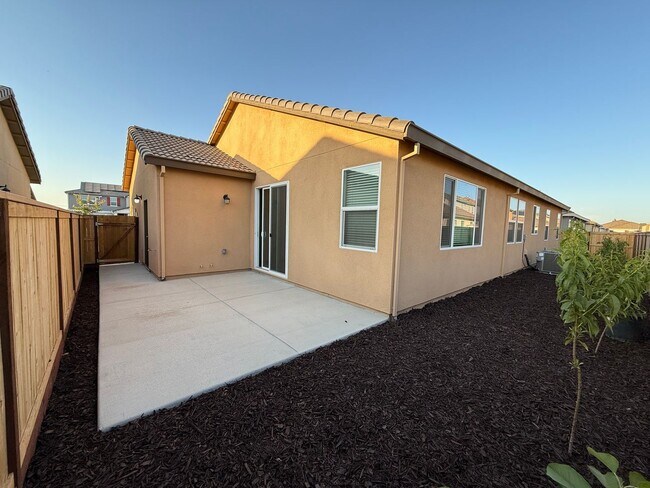 Building Photo - Brand NEW single story home in Hughson!
