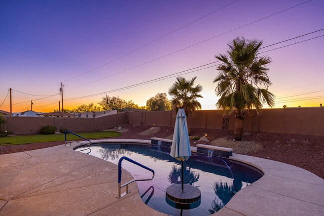Building Photo - 3161 Newport Dr