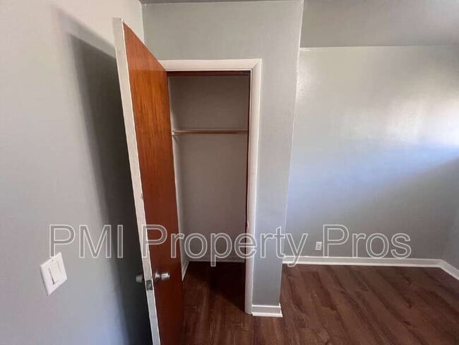 Building Photo - 5650 N 61st St