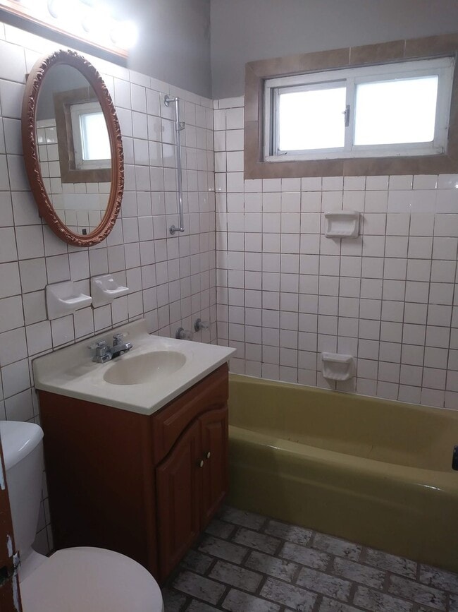 Building Photo - COZY HOME LOCATED CLOSE TO EVERYTHING!