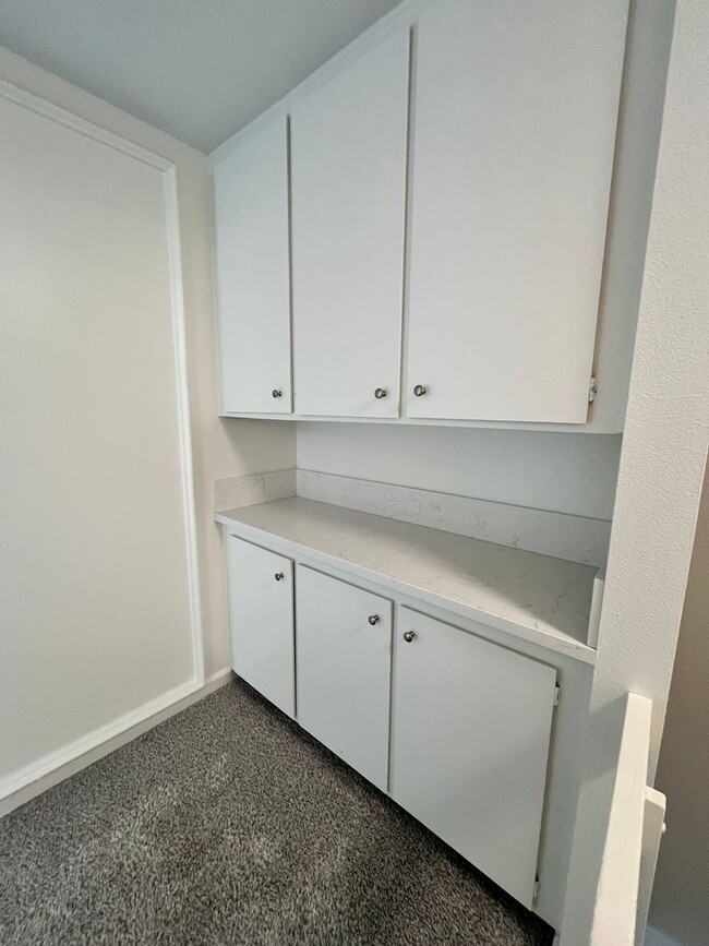 Building Photo - For Rent: 3 Bed, 2.5 Bath Townhome in University City