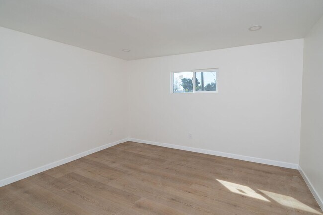 Building Photo - 2400 Del Mar Ave