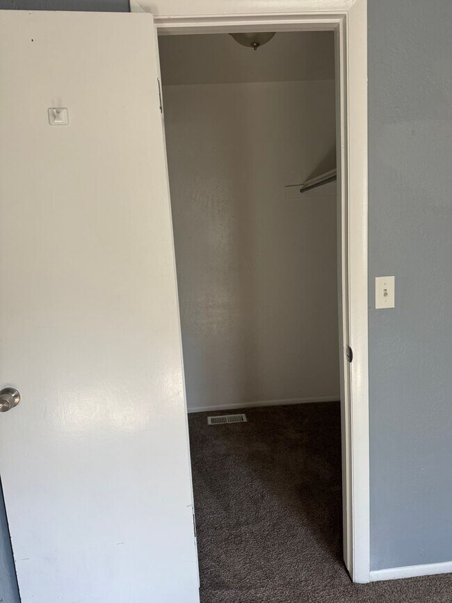 Building Photo - Beautiful 4-Bedroom, 2-Bath Home with Classic Layout and Large Yard