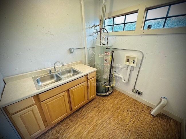 Building Photo - 604 NE San Rafael St