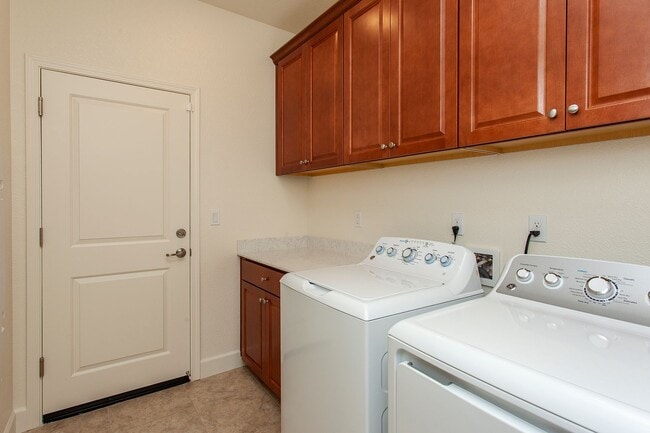 Building Photo - 2032 Frst Grv Ln