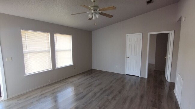 Building Photo - 925 Meadowlark Circle