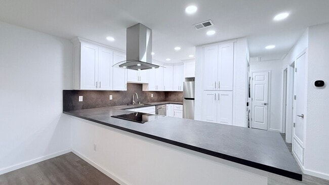 Building Photo - NEWLY RENOVATED---- 2BD/1BA, End Unit TH in Twin Creeks Garden, San Ramon- Available Now!