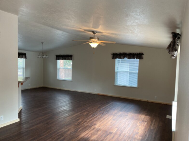 Building Photo - 699-495 Circle Ct