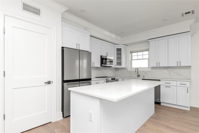 Building Photo - 22 Sagamore Hill Dr