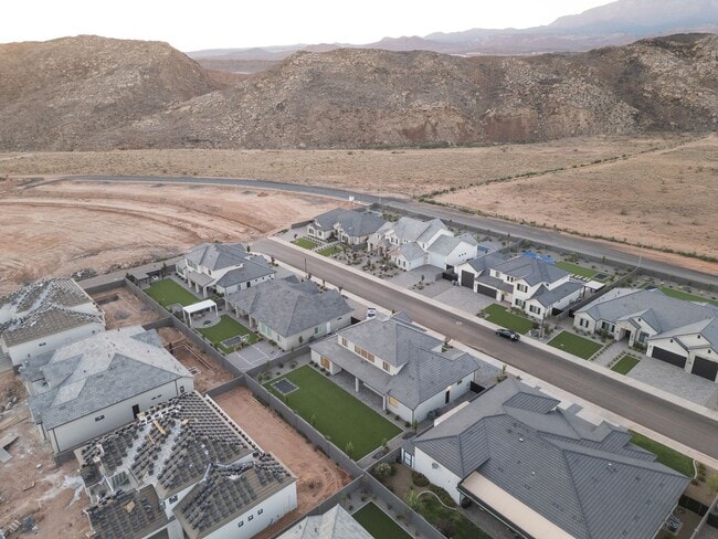 Building Photo - 6 bed / 4 bath / 3 car garage custom home in Pecan Valley