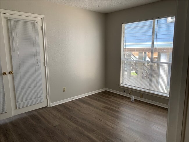 Building Photo - 585 Warsaw Dr