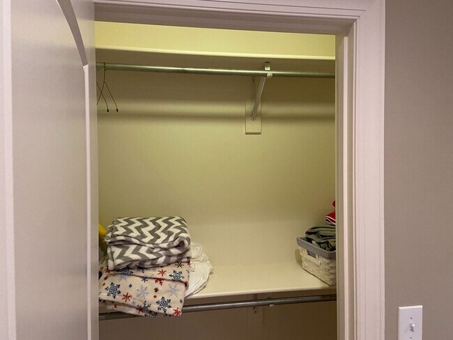 Building Photo - 4BR/4.5BA Furnished Townhome For Rent