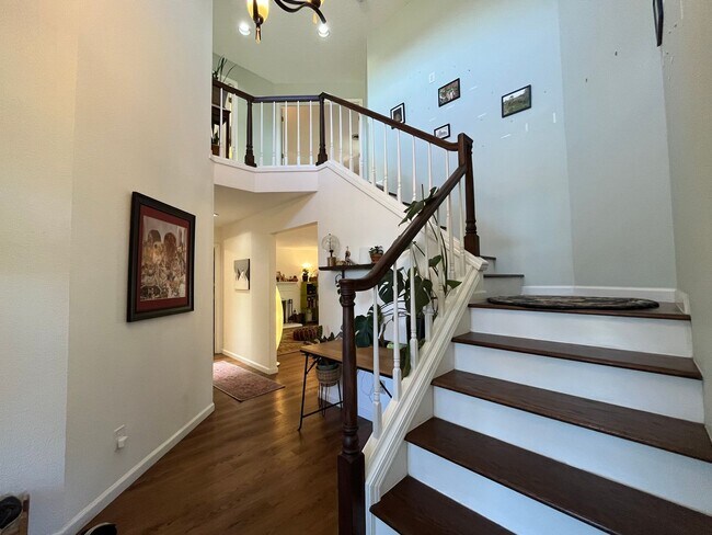 Building Photo - Beautiful 4Bd + 3Ba in Portland!! Offers Beautiful Outdoor Views and Great Gardening Backyards!!